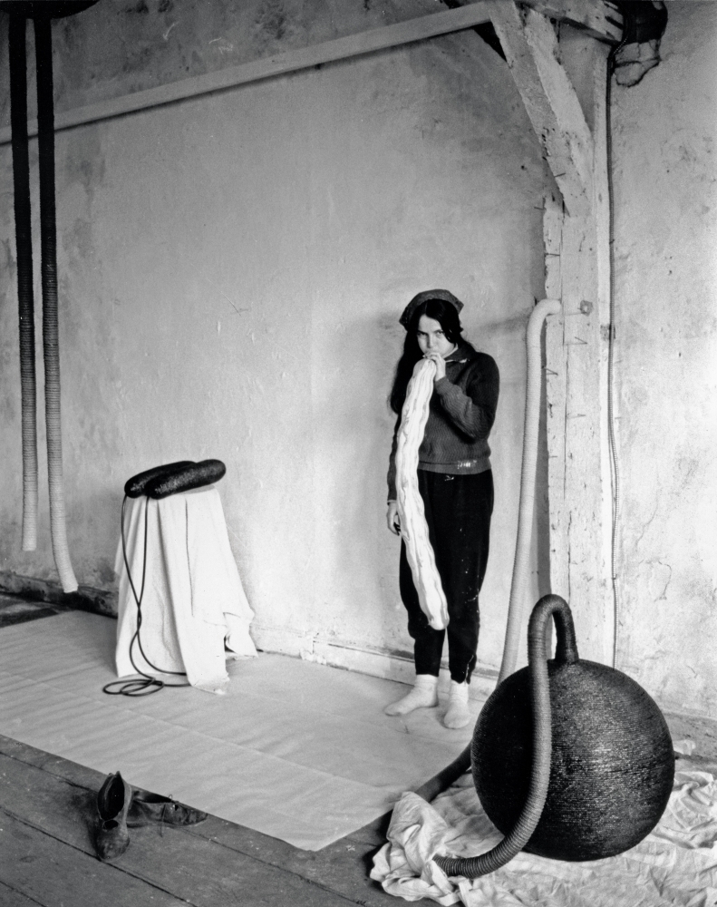 Eva Hesse in her studio at 134 Bowery, New York,
in 1966, photo by Gretchen Lambert
